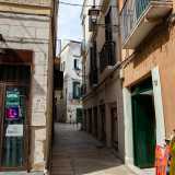 Per raggiungere l�edificio partiamo dalla centrale piazza Mercantile svoltiamo a destra e da qui ci incamminiamo su strada Palazzo di Citt�, via in cui si trovano la maggior parte dei palazzi nobiliari del centro storico